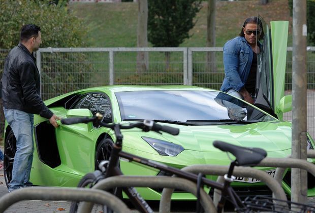 
                <strong>1731 von Tim Wiese Avantadors</strong><br>
                Einmal wie Tim Wiese sein. Sorry, den Körper gibt es nur im Fitnessstudio. Das Auto wäre mit dem Geld jedoch zu haben. 1731 Lamborghini Avantadors könnten mit dem Schuldengeld gekauft werden. 
              