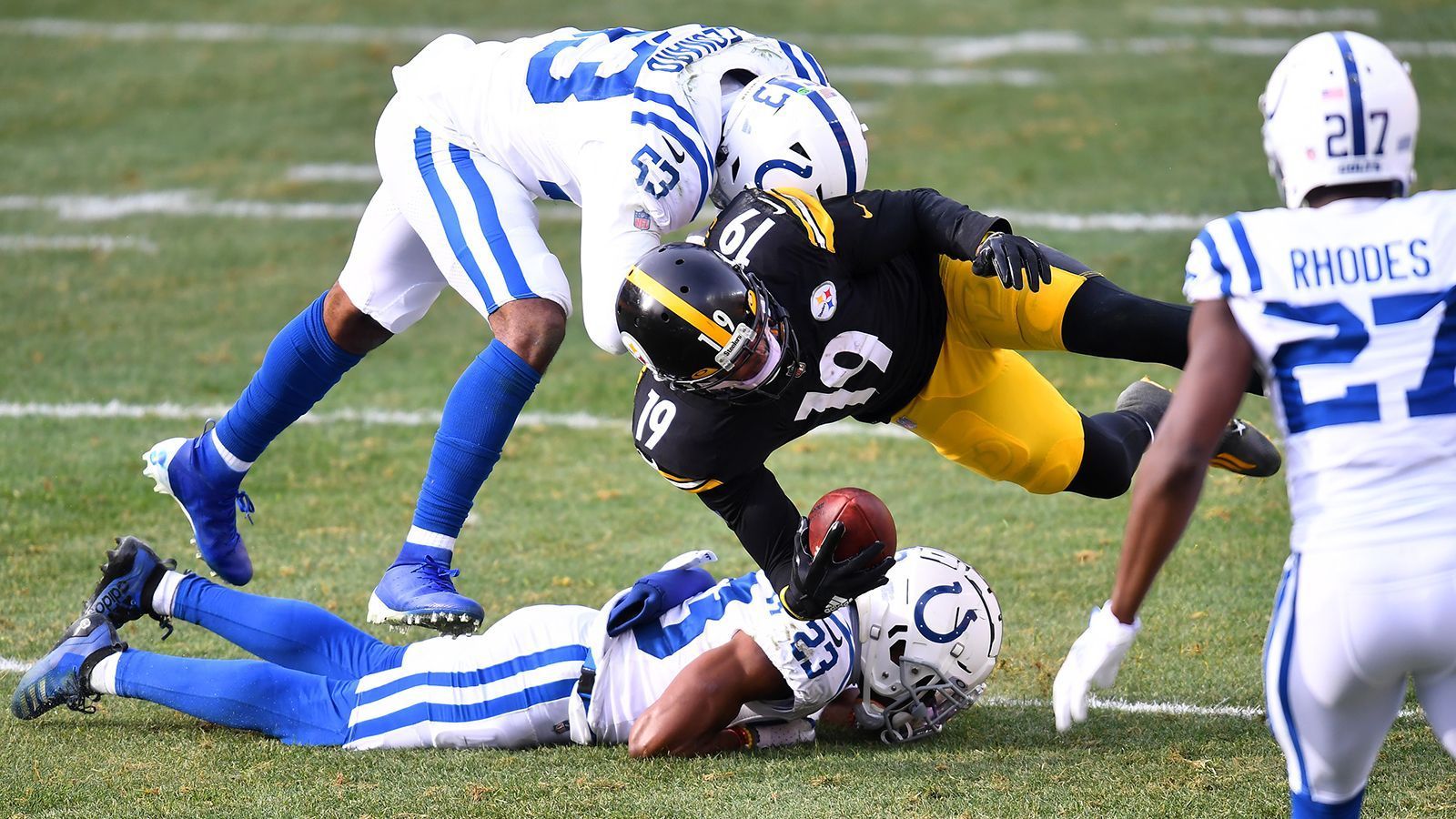 
                <strong>Verlierer: Colts rutschen aus den Playoff-Plätzen</strong><br>
                Auf der anderen Seite drohen die Playoff-Träume der Indianapolis Colts zu platzen. Nachdem Philipp Rivers und Co. wochenlang im Playoff Picture vertreten waren, rutschen sie nach Woche 16 raus und spielen aktuell nicht in der Postseason. Zum Ende fanden sowohl Offense als auch Defense zu wenig Antworten gegen die Steelers. Dennoch: Die Chancen stehen gar nicht mal schlecht. Gegen die Jacksonville Jaguars, das schwächste NFL-Team, muss ein Sieg her, gleichzeitig müssen entweder Browns, Ravens, Dolphins oder die Titans verlieren. Bei letzterem Szenario würde es für die Colts sogar noch zum Titel in der AFC South reichen.
              