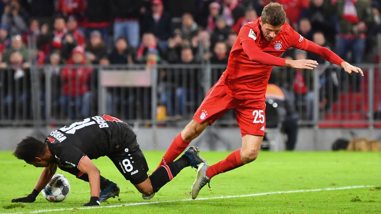 
                <strong>Thomas Müller</strong><br>
                Nur mit großem Einsatz verhindert Aranguiz die perfekte Einschusschance für das Eigengewächs. Dennoch trifft Müller - trocken von der Strafraumgrenze und mit links zum zwischenzeitlichen 1:1. Ansonsten gibt er den Aktivposten ohne Fortune. Die Schlussphase erlebt er nur von der Bank, weil Flick an seiner Stelle Coman bringt. ran-Note: 3
              