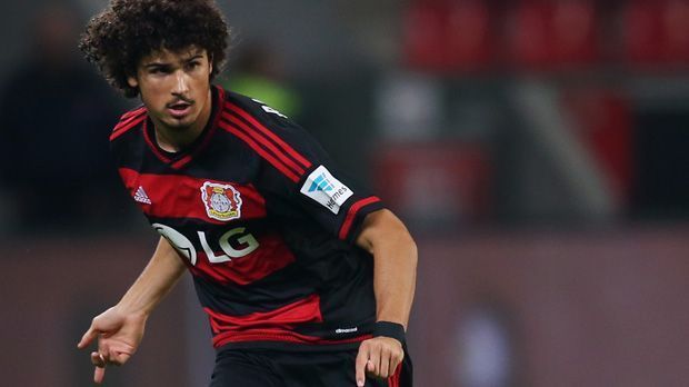 
                <strong>André Ramalho</strong><br>
                André Ramalho (Bayer Leverkusen) - 214 Bundesliga-Minuten: Mit großen Ambitionen kam der 23-Jährige im Sommer von Red Bull Salzburg. Trainer Roger Schmidt kannte den Brasilianer aus Österreich - vom Durchbruch ist Ramalho jedoch weit entfernt.
              