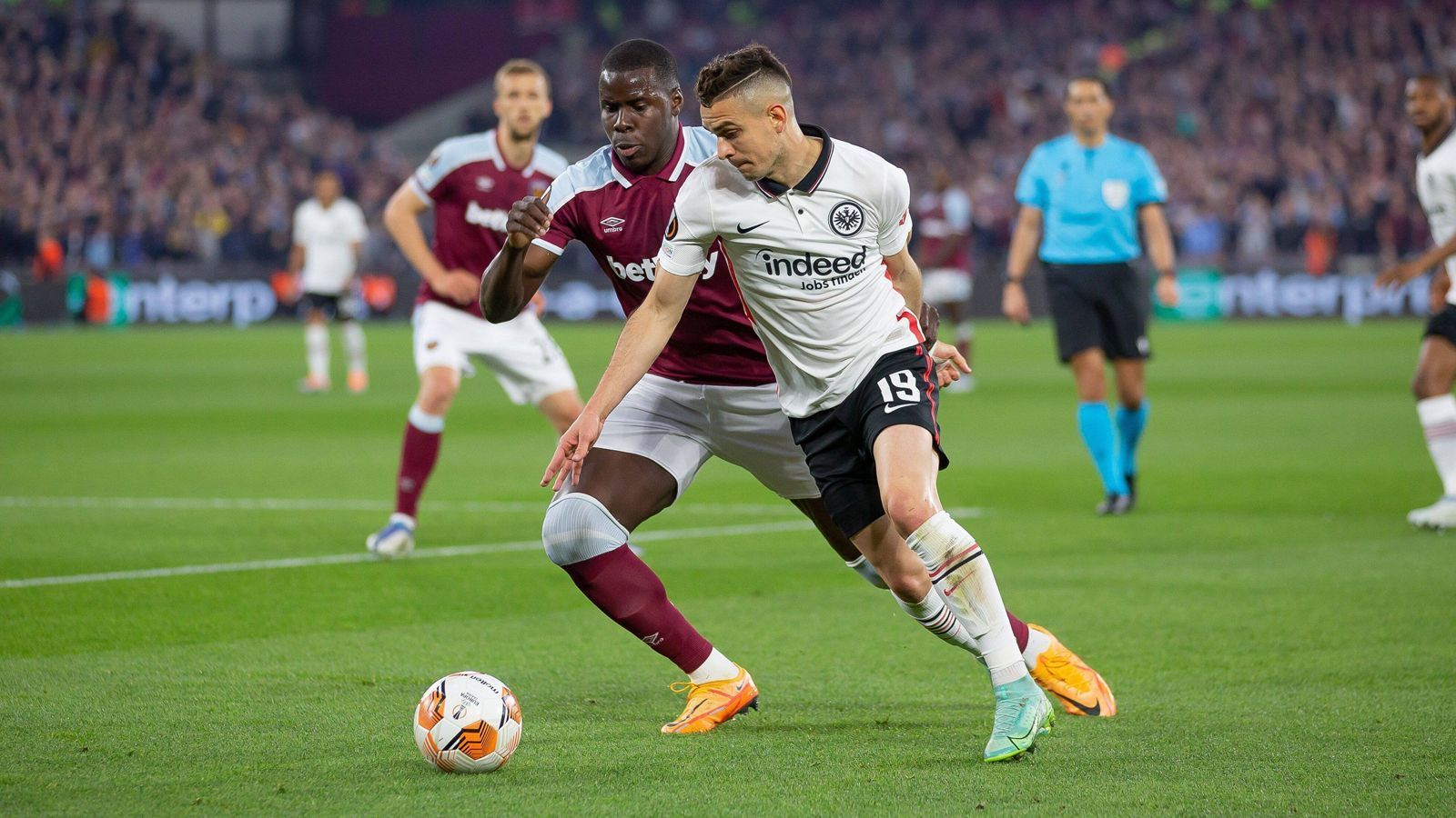 
                <strong>Rafael Santos Borre</strong><br>
                Starke Flanke zum 1:0. Wird danach oft gesucht, ist ballsicher, dafür aber unglücklich in seinen Aktionen. Kommt nicht so zum Zug im Laufe des Spiels, sorgt aber für Räume. ran-Note: 4
              