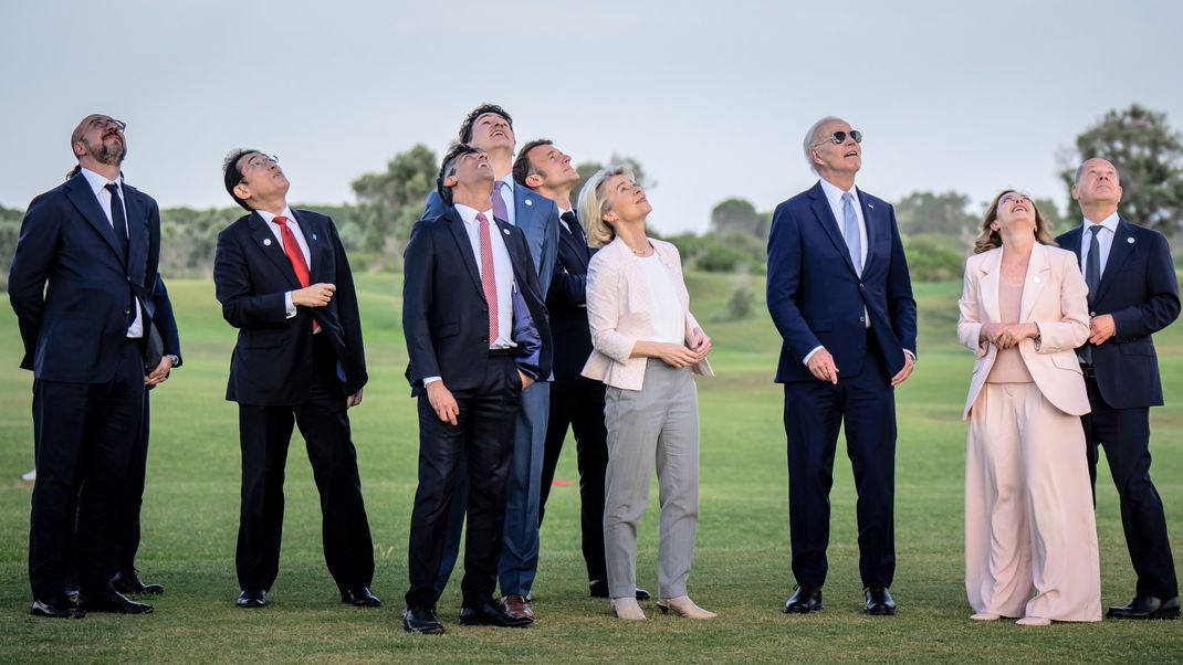 Charles Michel (l-r), Präsident des Europäischen Rates, Fumio Kishida, Ministerpräsident von Japan, Rishi Sunak, Premierminister von Großbritannien, Justin Trudeau, Premierminister von Kanada, Emmanuel Macron, Präsident von Frankreich, Ursula von der Leyen, Präsidentin der EU-Kommission, US-Präsident Joe Biden, Giorgia Meloni, Ministerpräsidentin von Italien, und Bundeskanzler Olaf Scholz (SPD) beim Gipfeltreffen der G7-Staaten. 