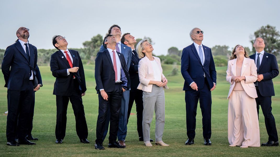 Charles Michel (v. l. n. r.), Präsident des Europäischen Rates, Fumio Kishida, Ministerpräsident von Japan, Rishi Sunak, Premierminister von Großbritannien, Justin Trudeau, Premierminister von Kanada, Emmanuel Macron, Präsident von Frankreich, Ursula von der Leyen, Präsidentin der EU-Kommission, US-Präsident Joe Biden, Giorgia Meloni, Ministerpräsidentin von Italien, und Bundeskanzler Olaf Scholz (SPD) beim Gipfeltreffen der G7-Staaten.