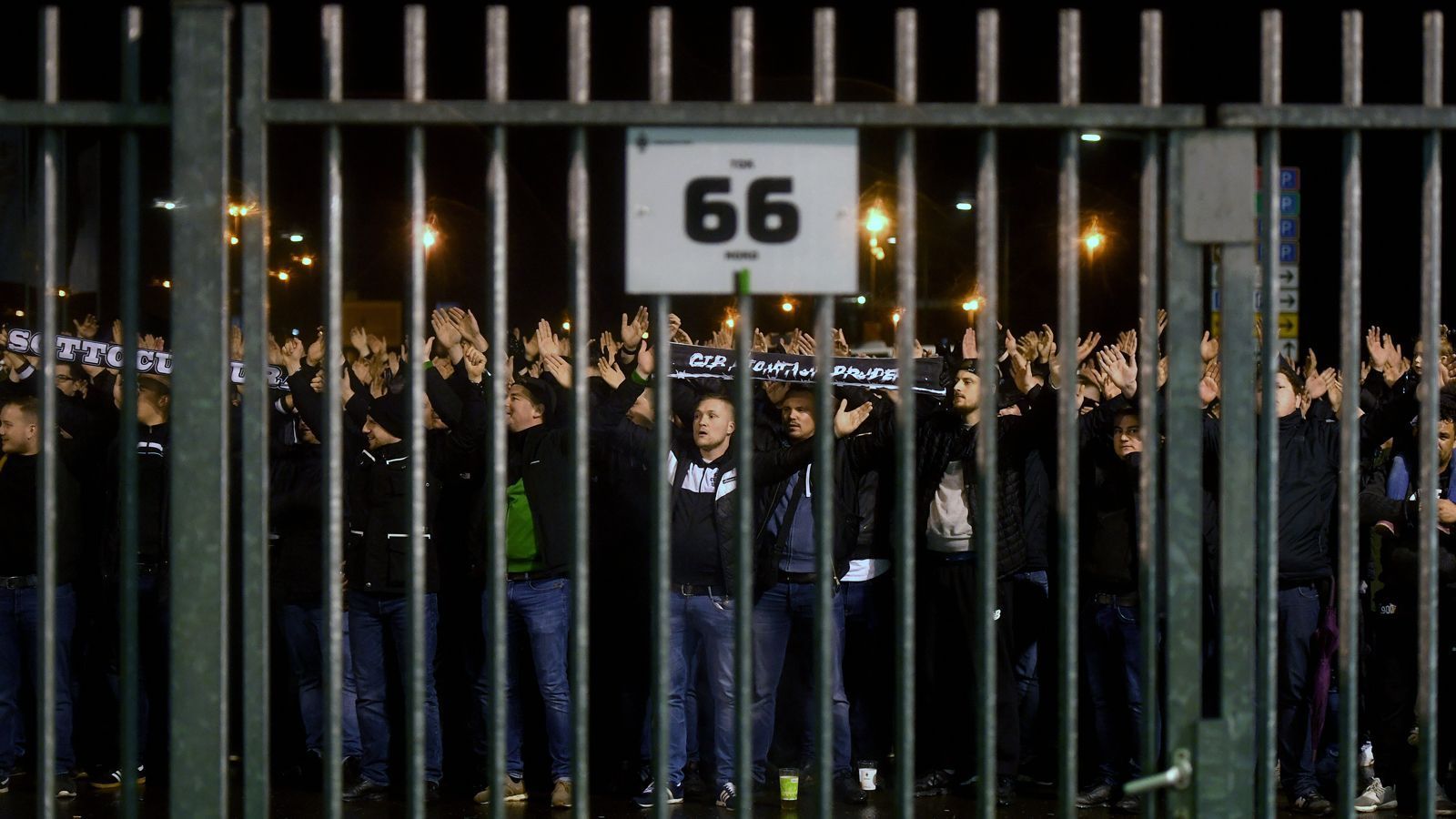 
                <strong>So feiern die Gladbach-Fans den Derbysieg gegen Köln</strong><br>
                Während die "Fohlen" im Stadion durch einen Treffer von Breel Embolo und einem Eigentor von Kölns Jorge Mere mit 2:1 gewannen, feierten schon tausende Anhänger der Gladbacher vor den Stadiontoren. 
              