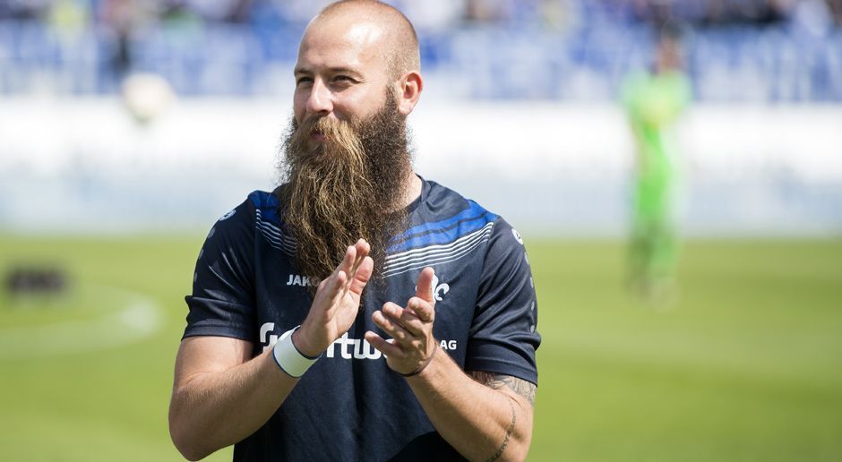 
                <strong>Marco Sailer (Abgang SV Darmstadt 98)</strong><br>
                Marco Sailer (Abgang SV Darmstadt 98): Nachdem Bundesligist Darmstadt 98 den Vertrag mit Marco Sailer nach dem Ende der vergangenen Saison nicht verlängert hat, schließt sich der Offensivspieler nun dem Regionalligisten Wacker Nordhausen an. Der 30-Jährige mit dem markanten Vollbart, erhält einen Zweijahresvertrag beim Viertligisten aus Thüringen. Das bestätigte Nordhausens Sportdirektor Maurizio Gaudino. Sailer kam in der vergangenen Bundesliga-Saison 14 Mal für die Lilien zum Einsatz.
              