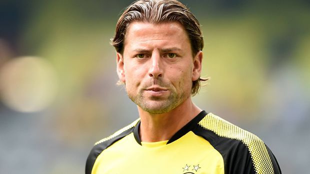 
                <strong>Roman Weidenfeller</strong><br>
                Als deutscher Torhüter ist es seit Jahren sehr wahrscheinlich, dass man bei einem großen Turnier ohne Einsatz bleibt, wenn man sich hinter Manuel Neuer einreihen muss. Weidenfeller freute sich als Spät-Berufener trotzdem über den WM-Titel. Dafür verlor er in der Hinrunde 2014/15 langsam, aber sicher seinen Stammplatz. Zunächst an Mitchell Langerak, später an Roman Bürki. Lässt seine Karriere als Nummer zwei beim BVB ausklingen.
              