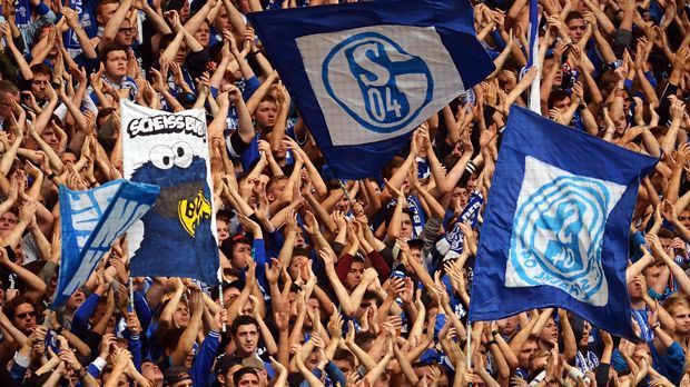 
                <strong>Platz 2: FC Schalke 04</strong><br>
                Auf dem zweiten Platz liegt der FC Schalke 04. 43.935 Fans sicherten sich eine Karte für die 17 Heimspiele in der kommenden Saison. 
              