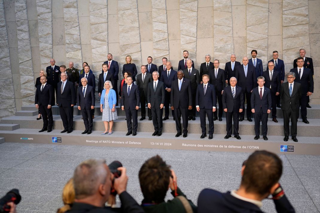 Die NATO-Verteidigungsminister:innen posieren für ein Gruppenfoto während eines Treffens im NATO-Hauptquartier.