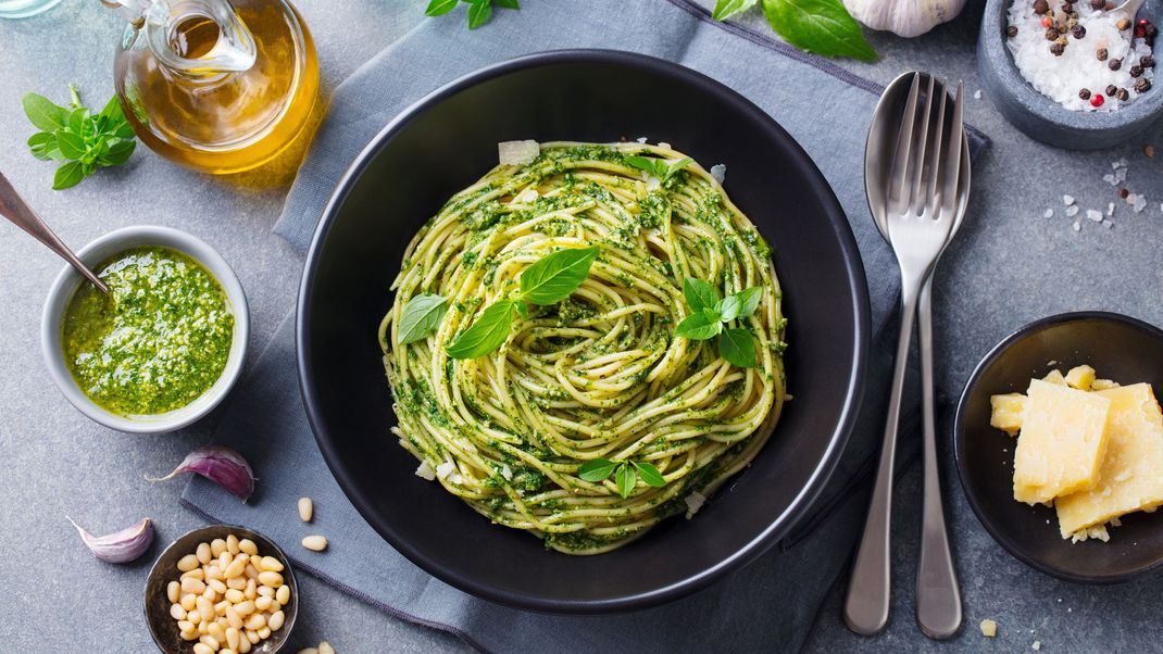 Diese Pesto-Nudeln mit Basilikum eignen sich hervorragend als Hauptspeise bei einer purinarmen Ernährung.