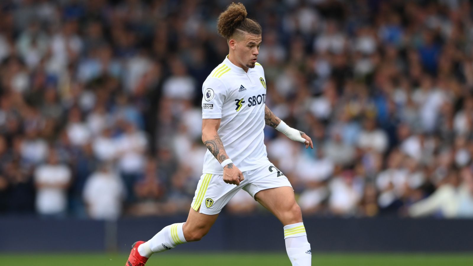 
                <strong>Kalvin Phillips (Leeds United)</strong><br>
                Das Mittelfeld-Duo Rice und Phillips künftig als Doppelsechs bei Newcastle United? Das wäre wohl so ziemlich die Wunschvorstellung von Waddle, denn auch den aktuellen Leeds-Profi würde der 60-Jährige gerne bei den "Magpies" sehen. Der 25-Jährige Phillips, der in Leeds geboren wurde und bislang ausschließlich für diesen Klub spielte, entwickelte sich in der Vorsaison zum Nationalspieler und war auch bei der EM 2021 mit dabei. Dort bildete er schon eine erfolgreiche Doppelsechs mit eben Rice. Auch Phillips Vertrag läuft noch bis 2024.
              