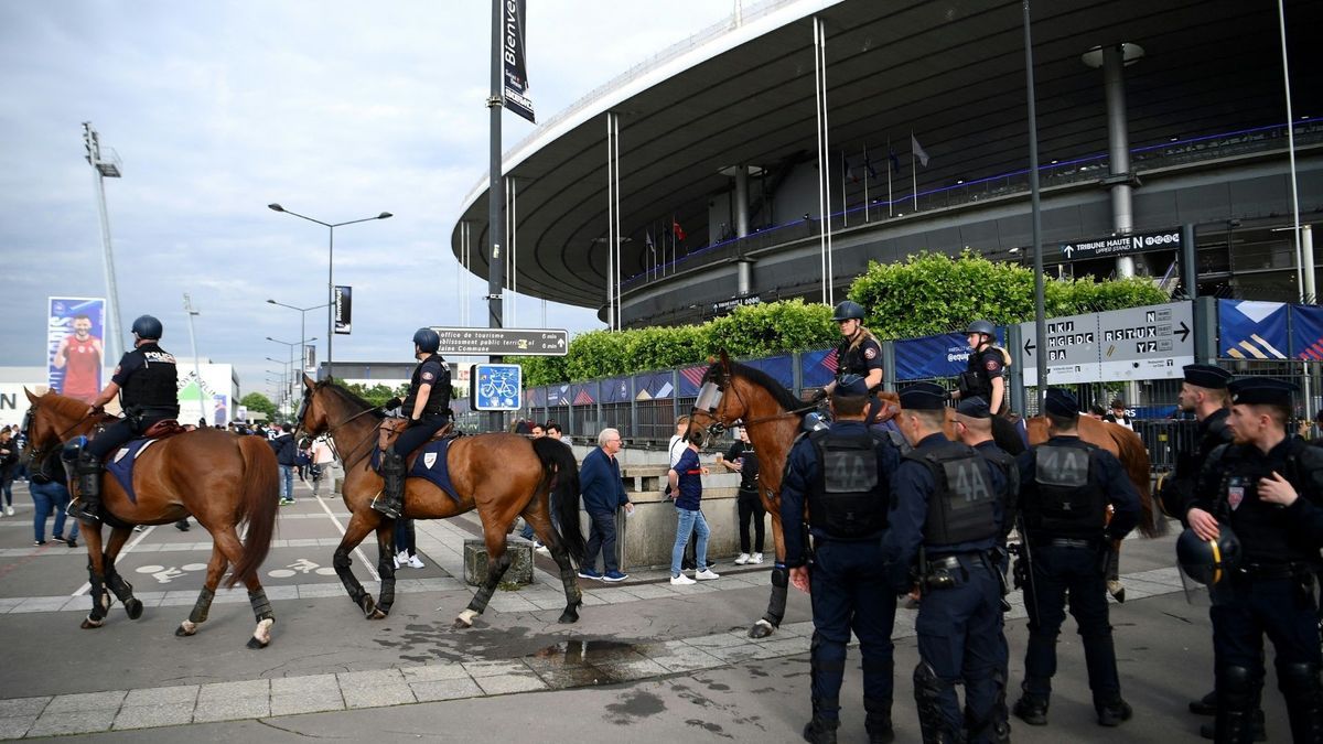 Polizisten vor dem Stade de France