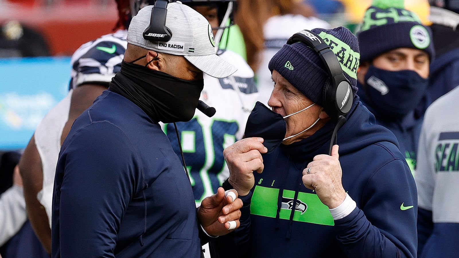 
                <strong>Die Ausgangslage</strong><br>
                Die Seahawks ließen in den ersten drei Partien die meisten Yards (1321) und die zehntmeisten Punkte (79) zu. Gleichzeitig kreierten sie bisher nur zwei Turnover. Natürlich ist die Saison noch jung, allerdings zeichnet sich bei den Seahawks ein Trend ab, der in einer umkämpften NFC West Siege kosten kann. Die Probleme beginnen schon bei Defensive Coordinator Ken Norton. 
              