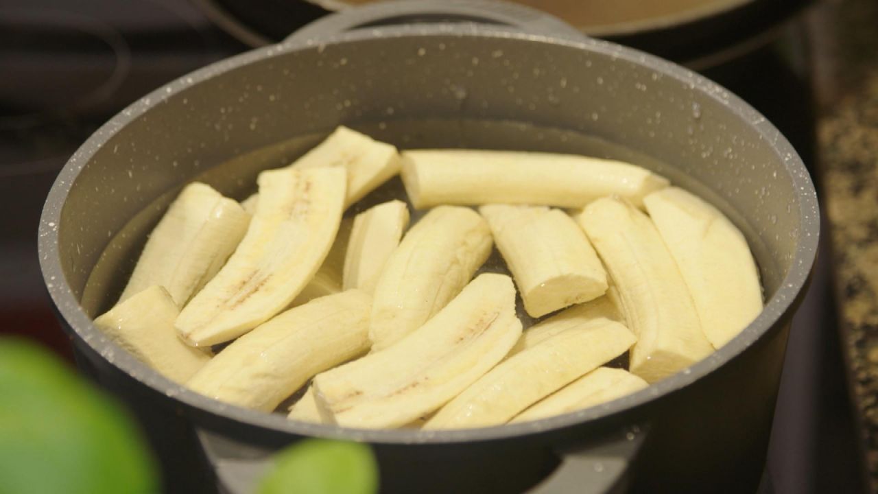 Gekochtete Bananen sind in vielen lateinamerikanischen Ländern eine beliebte Beilage. Allerdings ist es kein traditionelles Gericht. Mit den Jahren wurde die Frucht ein fester Bestandteil der lateinamerikanischen Nationalküche
