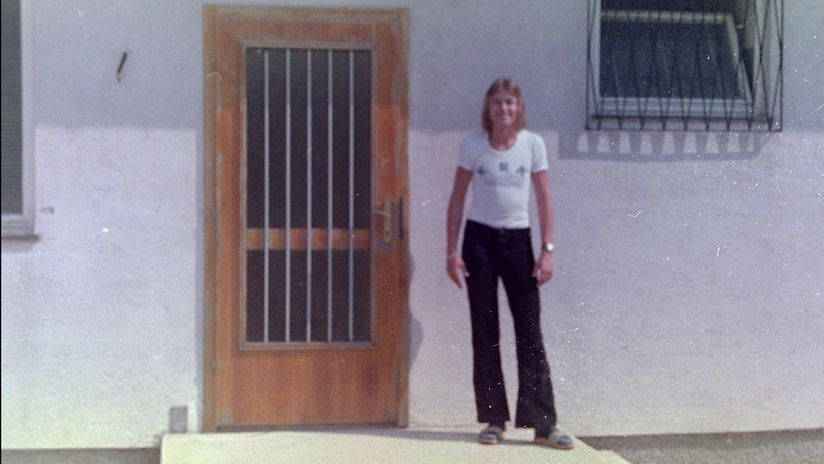 In Top-Form posiert Robert vor seinem Elternhaus. Die 70er waren frisurentechnisch allgemein etwas gewöhnungsbedürftig.