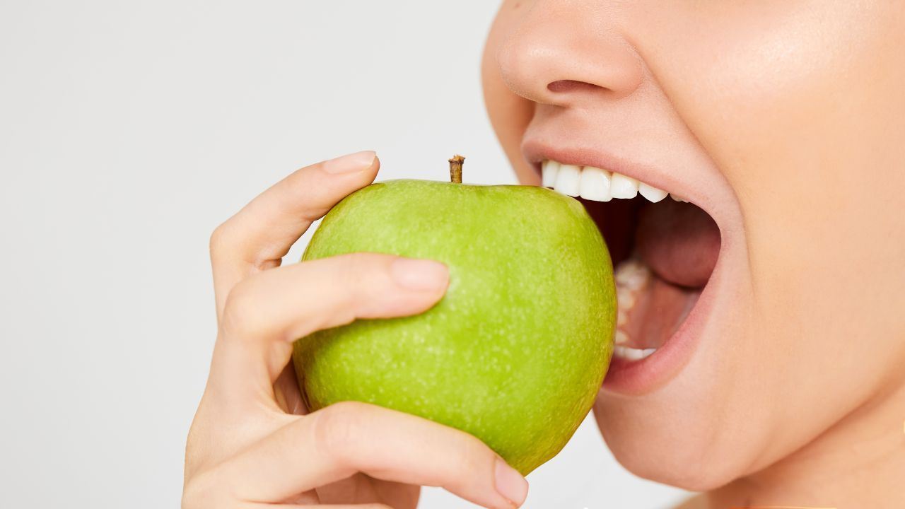 Mythos 4: Ein Apfel ersetzt das Zähneputzen.
