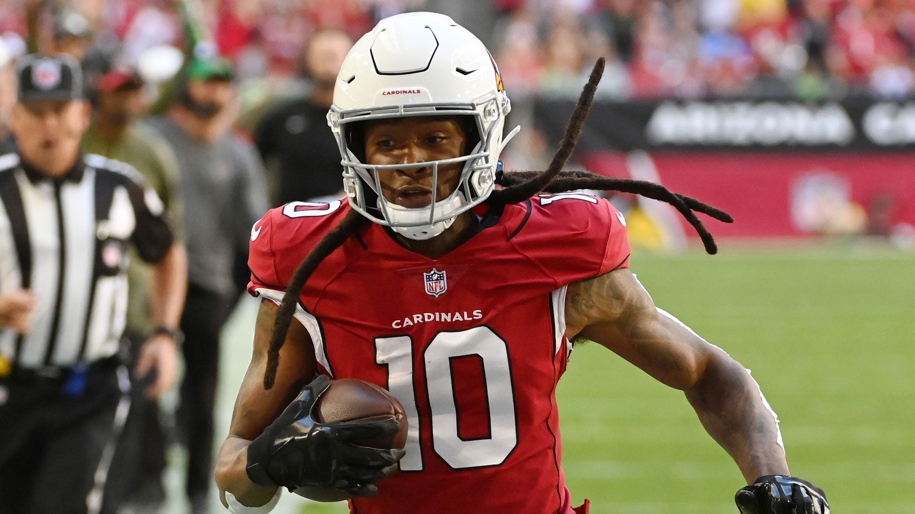 
                <strong>DeAndre Hopkins: Details zum Vertrag bei den Tennessee Titans</strong><br>
                Die maximalen Bonus-Zahlen von drei Millionen Dollar pro Saison würde Hopkins erhalten, wenn er in beiden Spielzeiten jeweils mindestens 95 Catches, 1050 Receiving Yards und zehn Touchdowns erzielt.
              