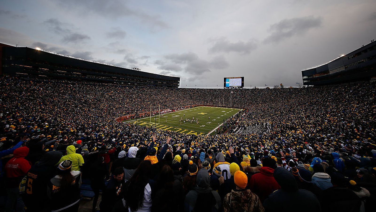 <strong>Platz 1: Michigan Stadium </strong><br>
                Kapazität: 107.601 <br>Heimteam: Michigan Wolverines
