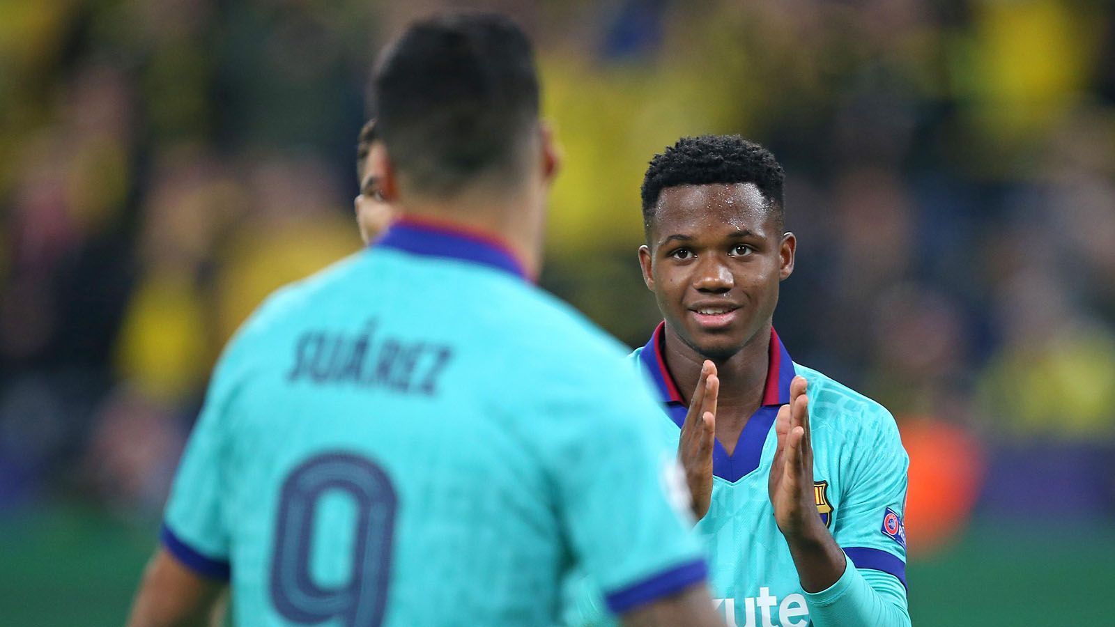 
                <strong>Fati-Zauber mit Messi und Suarez?</strong><br>
                Nach der Rückkehr von Luis Suarez (Wadenverletzung) zauberte Fati gemeinsam mit dem Barca-Star in der Offensive. Für Lionel Messi musste der 16-Jährige bei dessen Comeback im Champions-League-Spiel in Dortmund jedoch auf dem Feld Platz machen. Ob Fati auch an der Seite des Argentiniers für die Katalanen eine so große Rolle spielen wird wie zu Saisonbeginn in dessen Abwesenheit? Offen. Doch auch wenn der Youngster zurück ins Jugend-Team muss, um dort Spielpraxis zu sammeln, so bleibt er doch eine gefährliche Waffe des spanischen Meisters - und das nicht erst für die Zukunft.
              