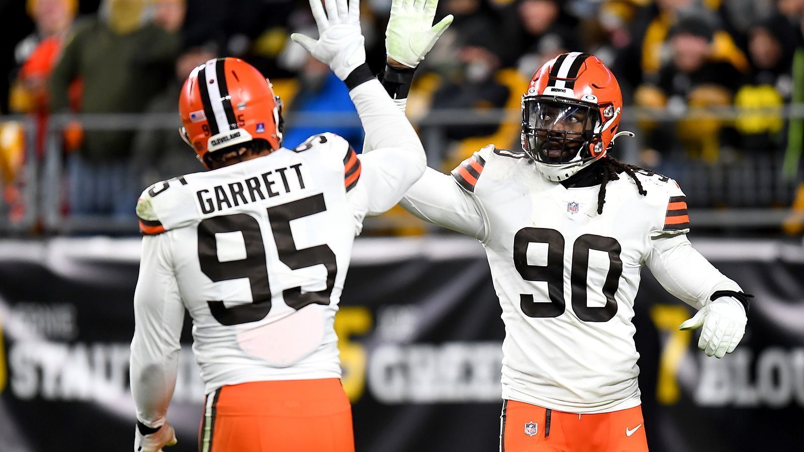 
                <strong>Cleveland Browns: Jadeveon Clowney</strong><br>
                Im Schatten von Myles Garrett spielte Jadeveon Clowney eine gute Saison bei den Cleveland Browns. Als Nummer-2-Pass-Rusher sammelte er 53 Pressures und verteidigte den Lauf solide. Der 29-Jährige dürfte noch einige Jahre guten Football im Tank haben und würde mit Garrett weiterhin ein brandgefährliches Duo bilden. 
              