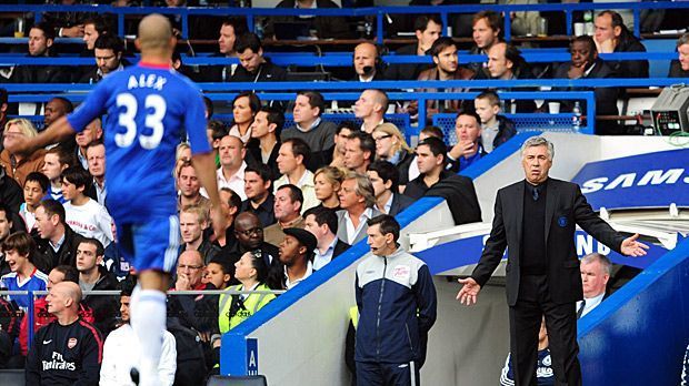 
                <strong>Alex und Carlo Ancelotti</strong><br>
                Alex und Carlo Ancelotti: 2009 wird der Italiener (re.) neuer Coach des FC Chelsea. An der Stamford Bridge trifft der Erfolgs-Trainer erstmals auf Alex. Auch nach seinem Aus zwei Jahre später verfolgt Ancelotti die Entwicklung des brasilianischen Abwehrrecken - und die scheint ihm zu gefallen. Nur einen Monat nach der Vertragsunterschrift bei Paris St. Germain lockt der Ex-Profi Alex im Januar 2012 in die Stadt der Liebe. Sowohl in London als auch in Paris holt das Duo zusammen den Meistertitel.
              