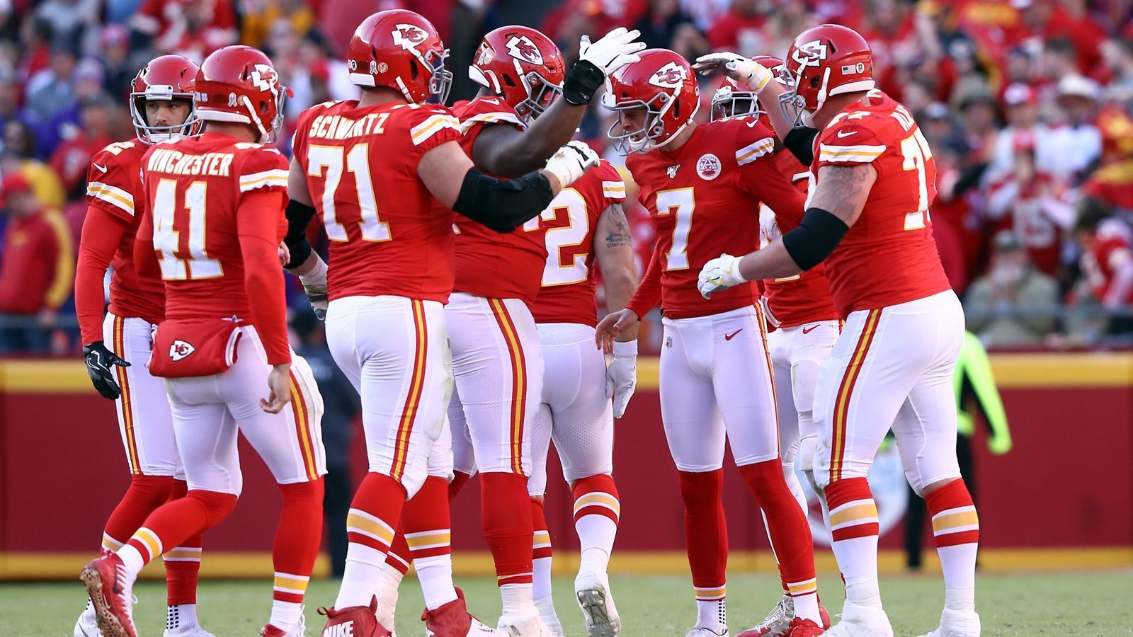 
                <strong>Special Teams und Kicker</strong><br>
                Mit Harrison Butker haben die Kansas City Chiefs einen der sichersten Kicker der NFL in ihren Reihen. Butker sollte in New England (Sonntag, 8. Dezember, ab 22:25 Uhr live aus dem Gilette Stadium in Foxborough) auch genügend zu tun bekommen. Denn gegen eine starke Defense der Patriots könnte MVP Patrick Mahomes das ein oder andere Mal in der Redzone gestoppt werden - und damit Butker aufs Feld schicken. Zudem ist auch ein Special Teams Touchdown bei den Chiefs möglich. Mit Tyreek Hill und Mecole Hardmen hat Kansas City zwei der gefährlichsten Returner der Liga im Team.
              