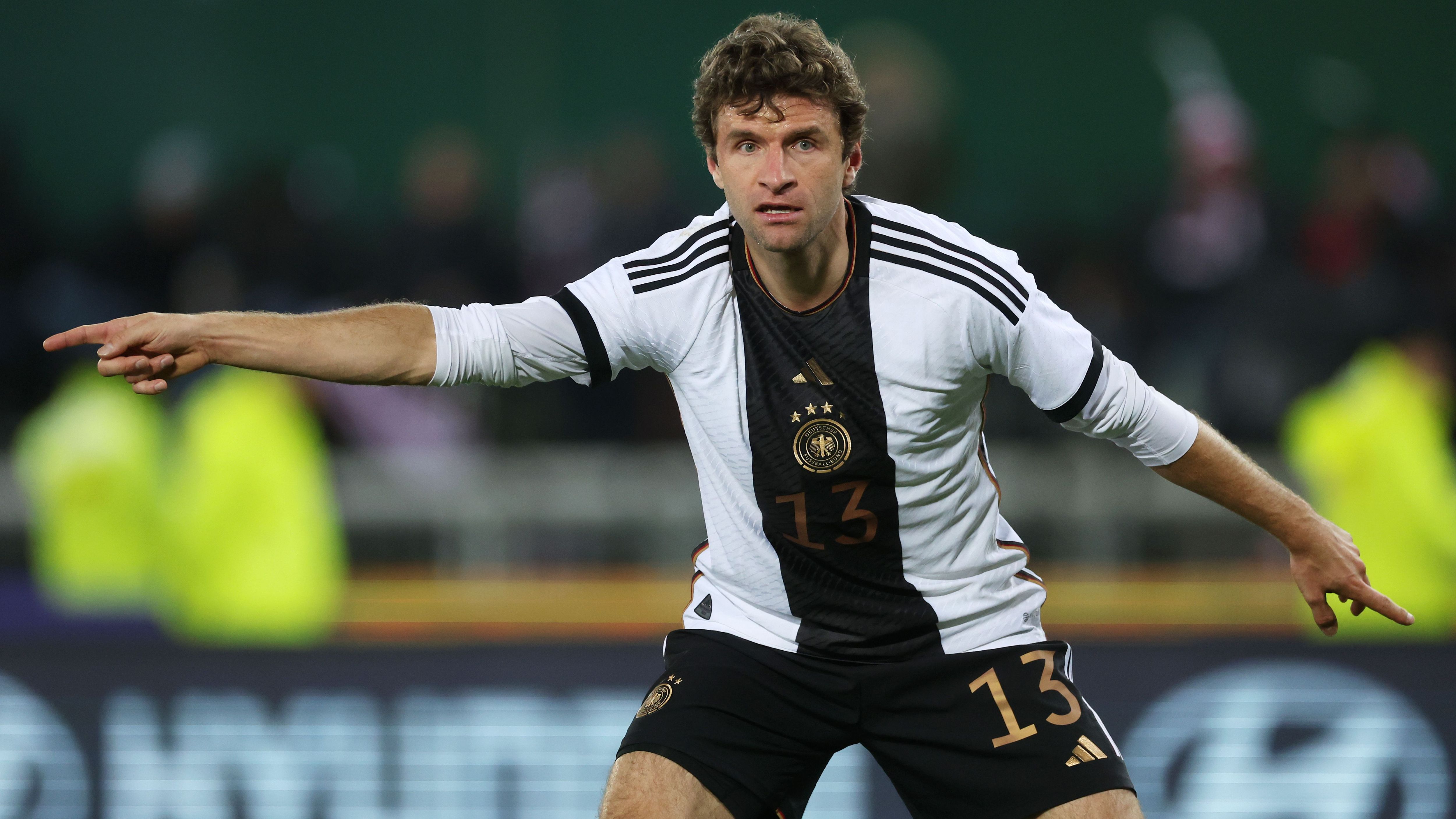 <strong>Thomas Müller</strong><br>Bei den letzten Länderspielen des Jahres 2023 war Müller stets Teil des Nagelsmann-Kaders. Dennoch steht gewiss auch beim Routinier ein Fragezeichen hinter einer EM-Nominierung in diesem Jahr. Müller trug bis heute 126-mal den Adler auf der Brust. Nur Lukas Podolski (130), Miroslav Klose (137) und Lothar Matthäus (150) spielten öfter für Deutschland.