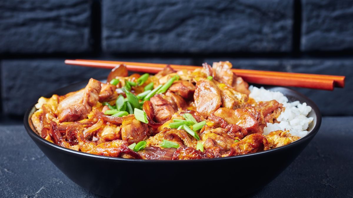 Donburi Reis Bowl mit Hähnchen, Zwiebeln und Ei.