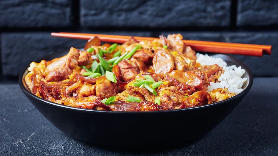 Ein herzhafter Genuss: Donburi mit saftigem Hähnchen, Zwiebeln und Ei.