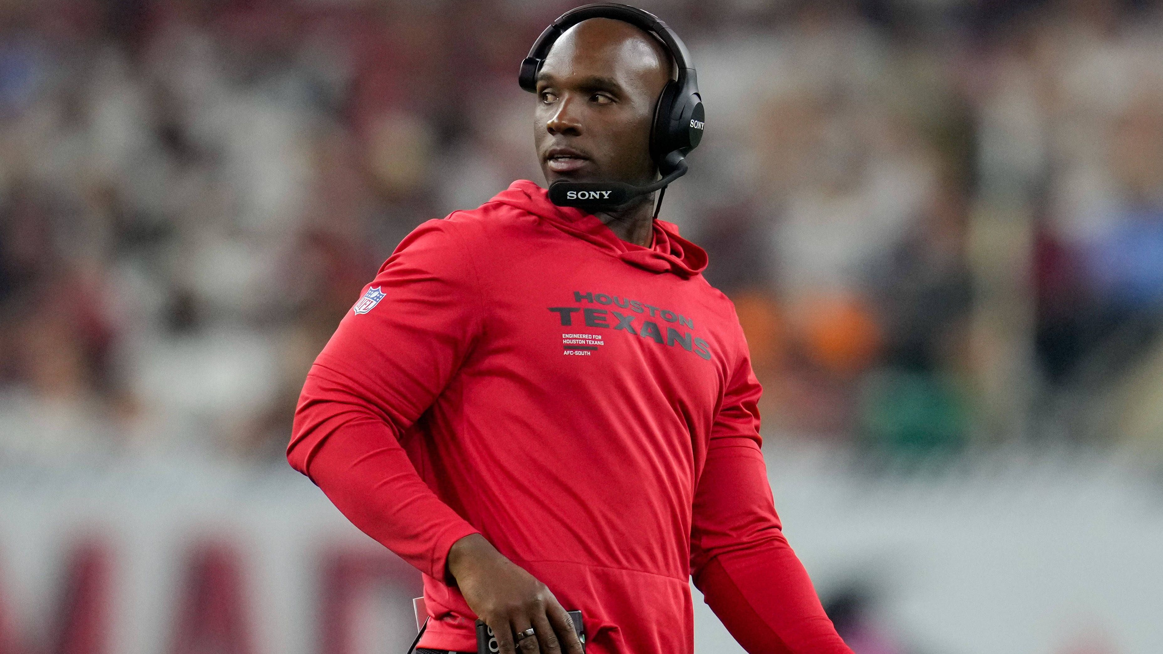 <strong>DeMeco Ryans (Houston Texans)</strong><br>Die Offense kommt noch gar nicht in Schwung. Darüber können auch die ersten beiden Endzonen-Besuche der Saison gegen die Tampa Bay Buccaneers nicht hinwegtäuschen. Das fällt besonders auf Ryans zurück, der den neuen Offense Coordinator Nick Caley auswählte. Damit die Temperatur auf seinem Stuhl nicht steigt, sollten die Texans also in Fahrt kommen.