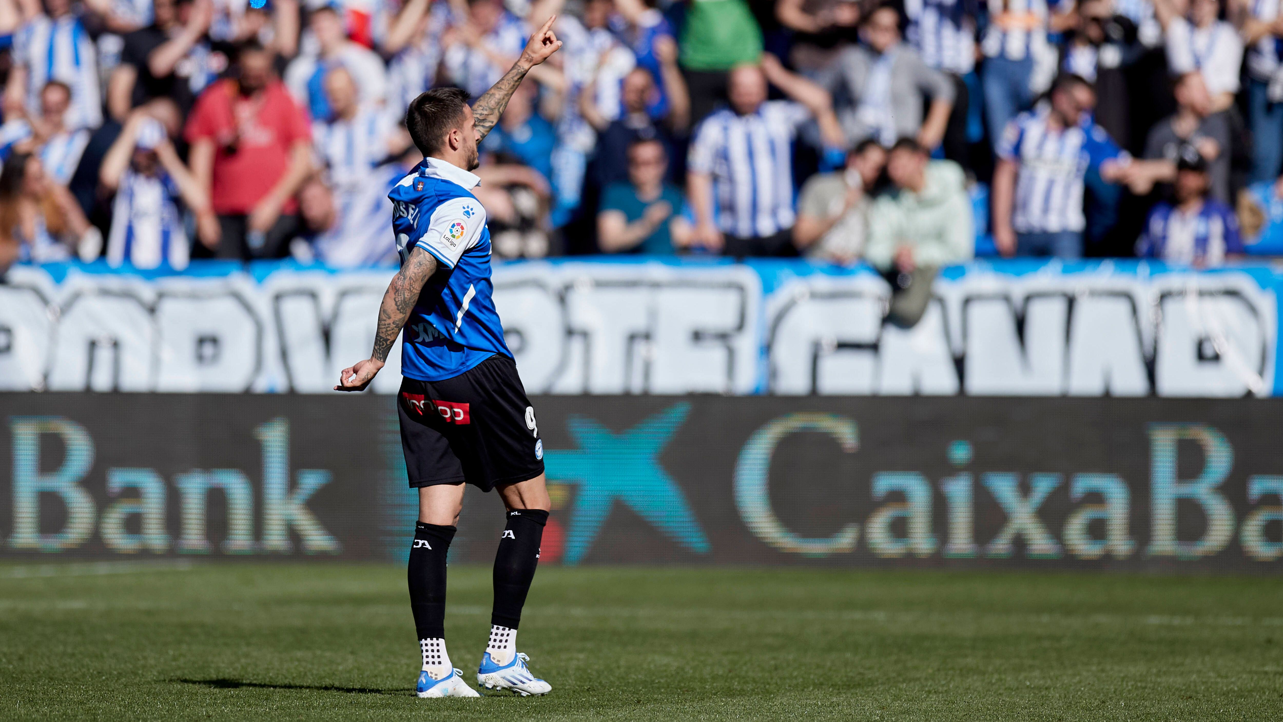 <strong>Wiederauferstehung in Alaves</strong><br>Die letzte Chance für Joselu hieß Deportivo Alaves. Wäre er beim kleinen Klub in Spaniens Eliteliga gescheitert, wäre seine Karriere wohl vorüber gewesen. Doch im Gegenteil: Joselu blühte auf, traf in jeder Saison zweistellig und hielt den Verein so lange in der ersten Liga. Doch 2022 reichten auch Joselus 14 Tore nicht, um Platz 20 zu verhindern.