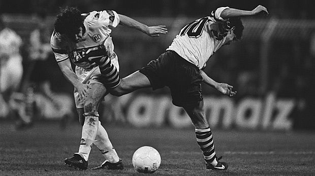 
                <strong>Berühmteste Schwalbe der Bundesliga</strong><br>
                Nach diesem Spiel von Dortmund gegen den Karlsruher SC am 13. April 1995 erweckt Andreas Möller (re.) den Begriff der Schutzschwalbe zum Leben. Bei einem Zweikampf mit Dirk Schuster (li.) hebt der BVB-Spielmacher im Strafraum ab - um sich vor einer Verletzung zu bewahren. Den Elfer bekommt er dennoch und der BVB dreht ein 0:1 noch in ein 2:1.
              