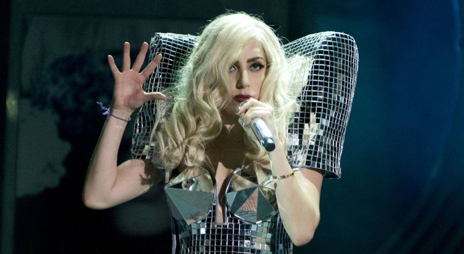 
                <strong>Musik: Lady Gaga stürmt die Charts</strong><br>
                Musik: Ende September 2009 stürmt Lady Gaga mit ihrem Song "Paparazzi" in die deutschen Single Charts und erobert Mitte Oktober sogar Rang eins. Heute ist der Titel mehr ein nerviger Ohrwurm. Mit elf weiteren Songs schaffte es die Popsängerin seitdem in die deutschen Top 100. Ihr aktueller Hit heißt "Perfect Illusion". Nach sieben Jahren der nächste Sieg des HSV gegen den FC Bayern vor eigenem Publikum? Klingt aktuell auch mehr nach einer "perfekten Illusion".
              