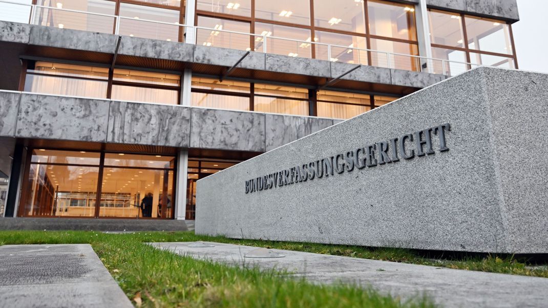 Dass die Union und SPD im alten Bundestag Sondersitzungen beantragt hatten, war mehreren Parteien ein Dorn im Auge. Ihre juristischen Schritte bleiben jedoch erfolglos. (Symbolbild)