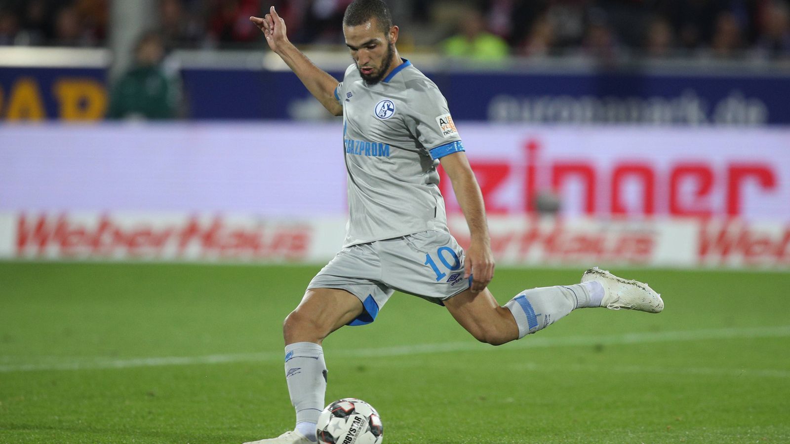 
                <strong>Nabil Bentaleb</strong><br>
                Er kommt für Rudy und soll als Zehner das Spiel gestalten. Macht dann auch den klassischen Ballverteiler, ohne aber groß aufzutrumpfen. Auch er bleibt überwiegend blass. ran-Note: 4
              