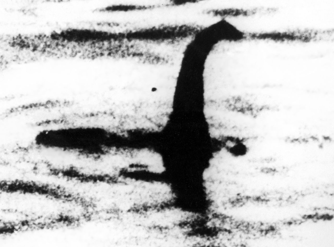 Das berühmteste Bild von Nessie wurde 1934 aufgenommen. Später enttarnte es sich als Fälschung.