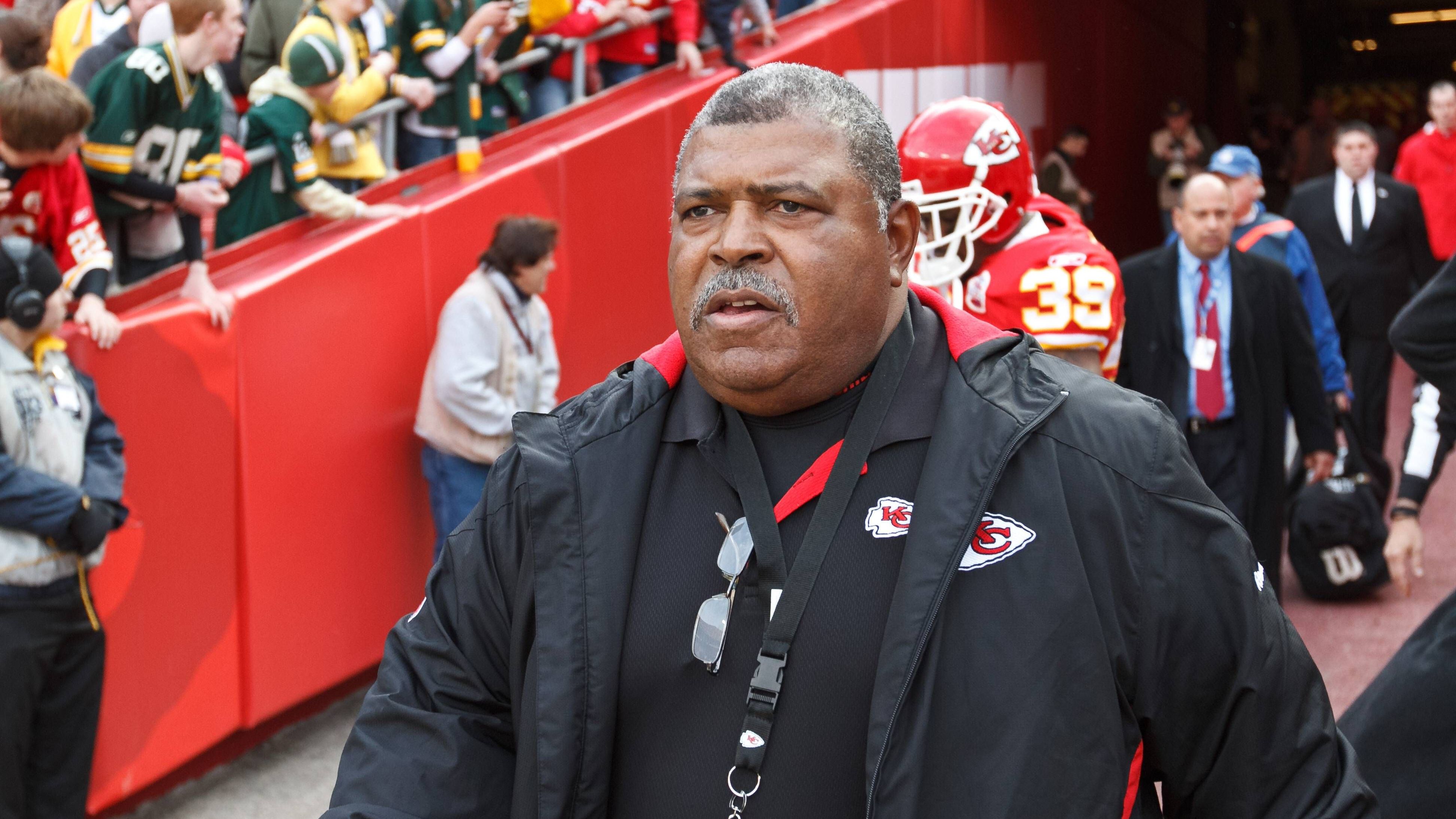 <strong>Romeo Crennel (Chiefs, 2011-2012)<br></strong>Drei Partien vor dem Ende der Saison 2011 übernahm Romeo Crennel für den entlassenen Todd Haley und führte Kansas City noch zu zwei Siegen. Der Lohn: Die Beförderung zum dauerhaften Head Coach. Diesen Posten hatte er allerdings nur eine Saison inne, die mit einer Bilanz von 2:14 beendete wurde und einen tragischen Höhepunkt bereithielt.