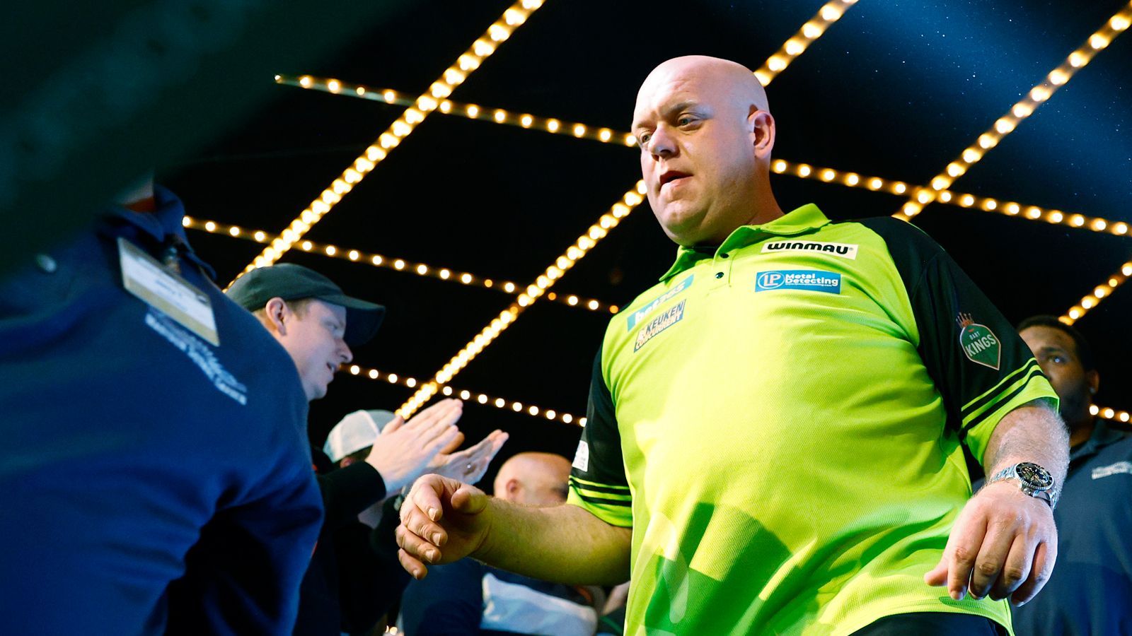 <strong>Michael van Gerwen</strong> <br>"Mighty Mike" ist seit 2002 im Darts-Geschäft und kommt aus der Nähe von Eindhoven. Wie der Zufall es erahnen lässt, ist er Fan des kommenden BVB-Gegners in der Champions League: PSV Eindhoven. 2019 wurde MvG sogar im Stadion des niederländischen Tabellenführers für seinen frisch errungenen Weltmeister-Titel geehrt.