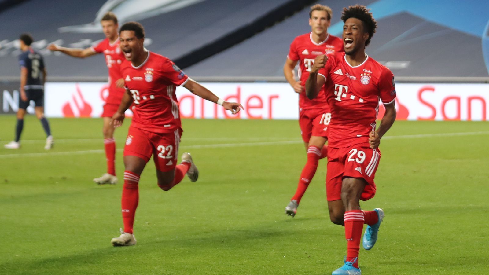 
                <strong>Triumph in der Königsklasse </strong><br>
                Im Halbfinale der Champions League ließen die Bayern auch beim 3:0-Sieg über Olympique Lyon nichts anbrennen und so kam es zum Finale in der Königsklasse gegen Paris St. Germain. Ausgerechnet das frühere PSG-Talent Kingsley Coman (re.) sorgte dabei für den Treffer zum 1:0-Sieg des FCB, der so das Triple in der Saison 2019/20 perfekt machte. Das Triple gelang den Münchnern zuletzt in der Saison 2012/13. 
              