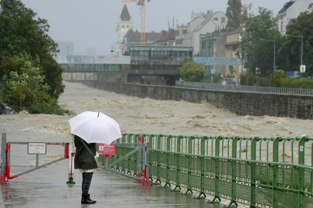 Blick auf den Hochwasser führenden Wienfluss, ein Nebenfluss der Donau. Das unwetterbedingte Hochwasser hat nun auch die Bundeshauptstadt erreicht. 