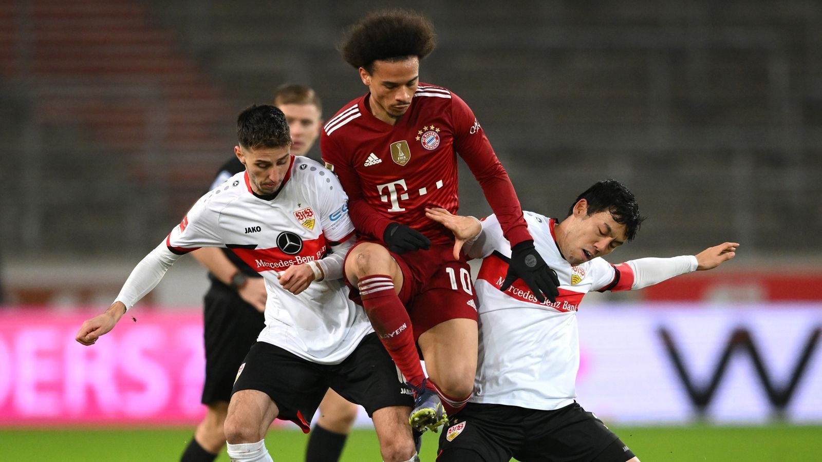 
                <strong>Leroy Sané</strong><br>
                In der 27. Minute für den verletzten Coman eingewechselt und sofort ein belebendes Element. Wirbelt auf der Zehn und harmoniert vor allem mit Gnabry hervorragend. Spielt die VfB-Abwehr immer wieder schwindlig, bleibt im Abschluss aber glücklos. Umso schöner dafür sein Assist zu Gnabrys 1:0 in der 40. Minute. Hätte sich später auch selbst noch in die Torjägerliste eintragen können. Insgesamt wieder eine starke Leistung. ran-Note: 2
              