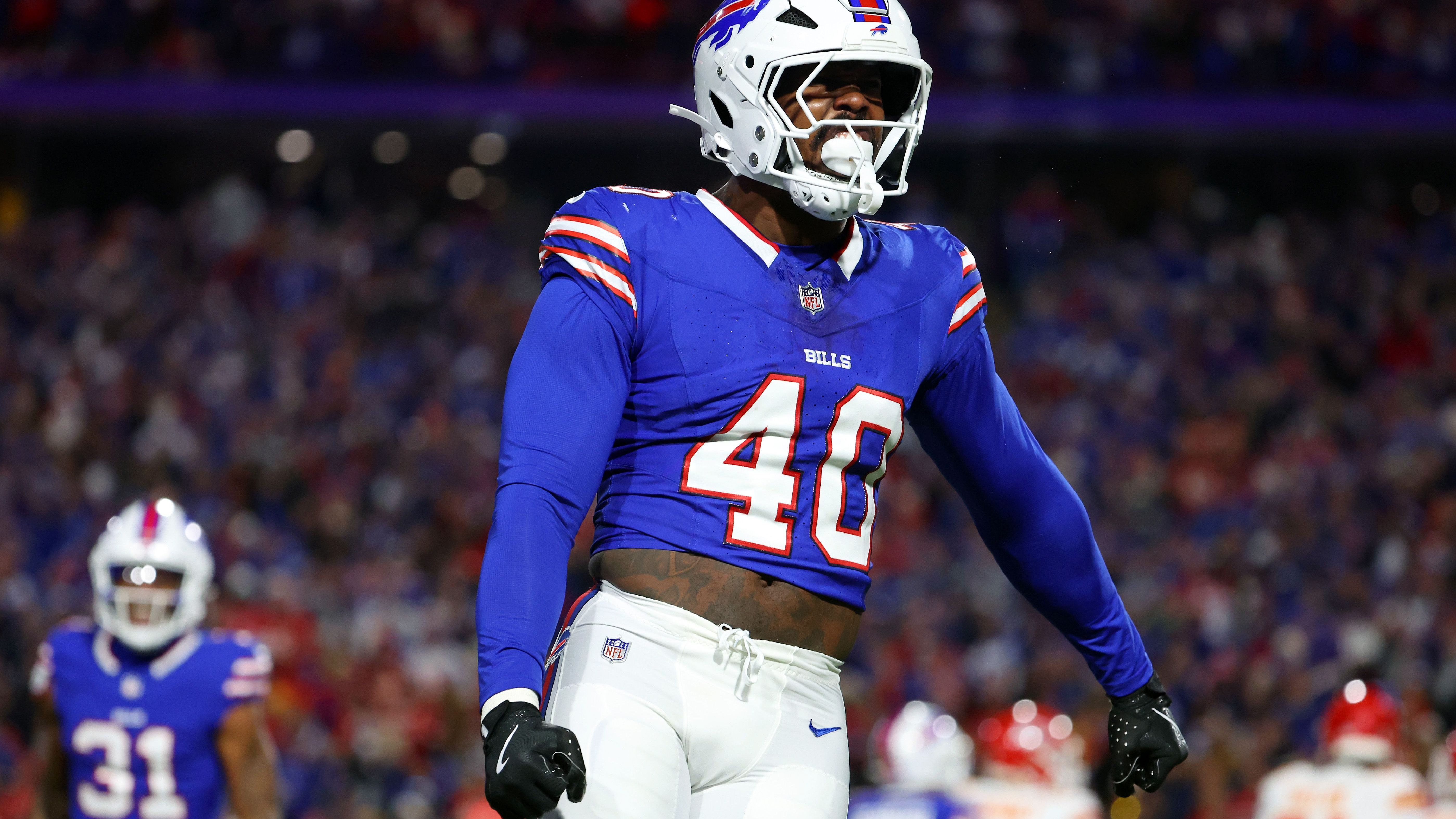 <strong>Buffalo Bills: Von Millers Sechs-Jahres-Vertrag (2022)</strong><br>Ohne Frage gehört Miller zu den besten Defense-Spielern seiner Ära. Aber ihm 2022 120 Millionen über sechs Jahre zu zahlen, war dann doch etwas zu viel. Ja, 2021 verpasste man knapp den großen Wurf, man wollte das letzte Puzzlestück holen und Miller war bei den Rams eine Wucht. Jedoch einem damals 32-Jährigen einen Vertrag über sechs Jahre (zwei davon garantiert) anzubieten? Am Ende kein Geniestreich! Auch wenn sie seinen folgenden Kreuzbandriss nicht vorhersehen konnten.