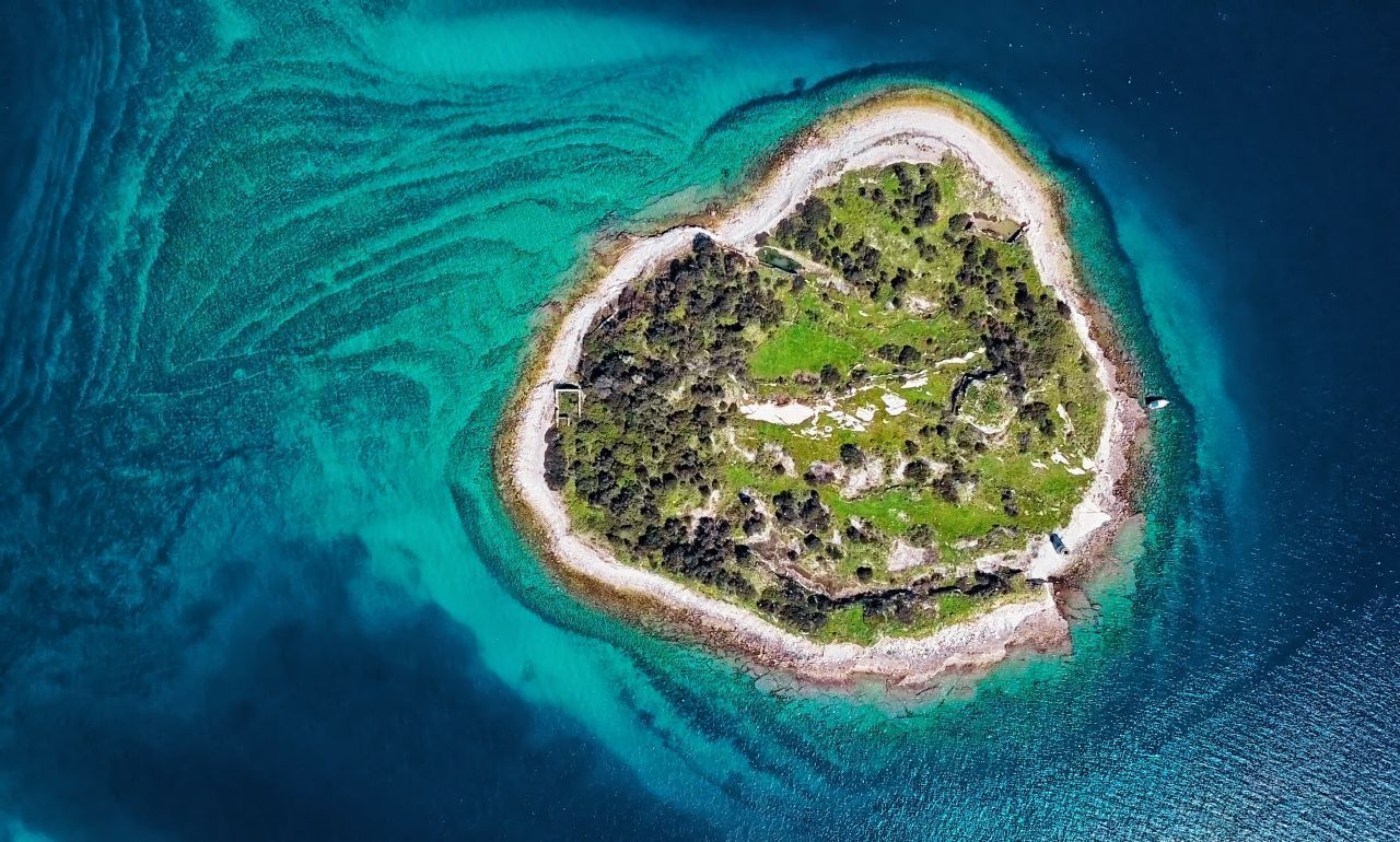 Und wem es wirklich sehr schwerfällt, sich dem Alltag zu entziehen, dem bleibt immer noch die Flucht auf eine abgelegene Insel.