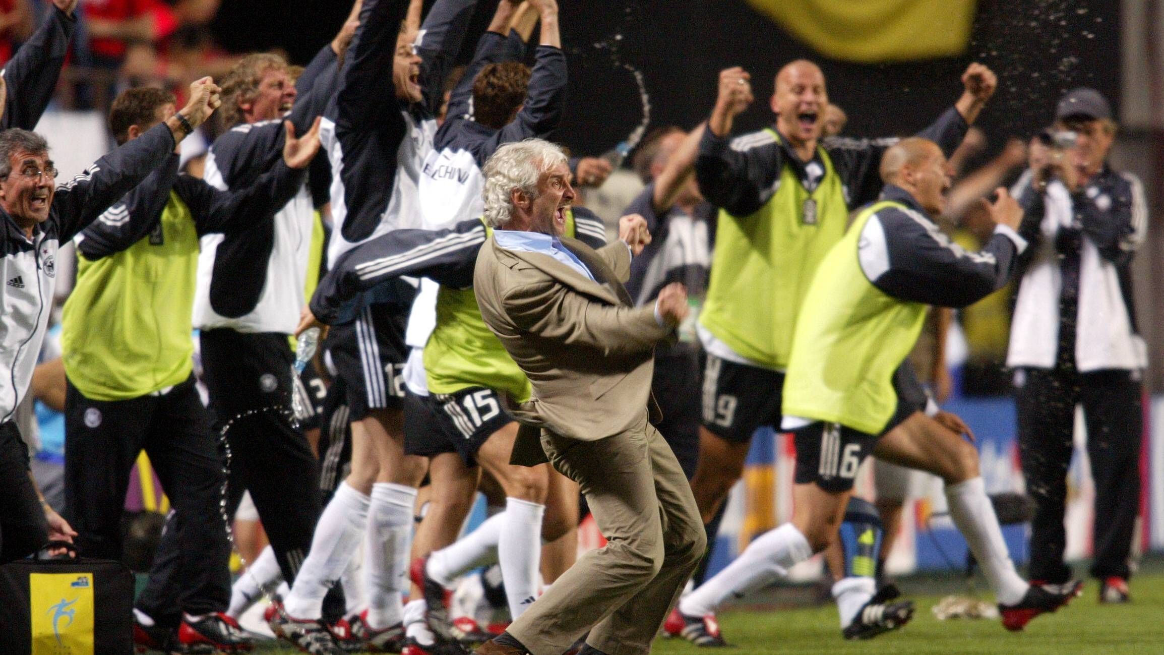 <strong>Sommer 2002: Völler führt DFB-Team zum unverhofften WM-Finale</strong><br>Die Erwartungen an die deutsche Nationalmannschaft waren vor der WM nicht sehr hoch, das Team konnte sich aber unter Bundestrainer Völler überzeugend durchsetzen und schaffte es mit einem Torverhältnis von 14:1 ins Finale gegen Brasilien. Dort musste sich die DFB-Elf mit 0:2 geschlagen geben.