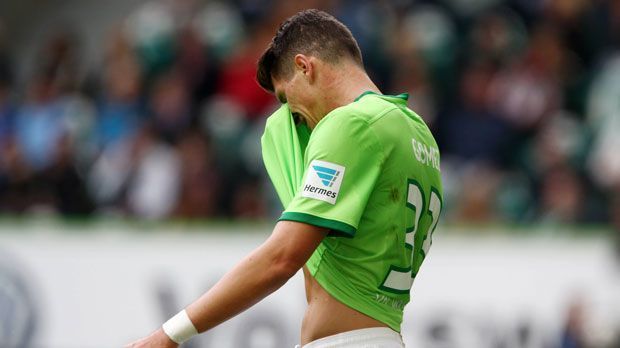 
                <strong>Gomez mit Ladehemmung</strong><br>
                VfL Wolfsburg: Auf einen erfolgreichen Saisonauftakt gegen Augsburg folgten fünf sieglose Spiele in Folge. Der VfL steckt in einer handfesten Krise. Da passt auch die Ladehemmung von Nationalstürmer Mario Gomez ins Bild. Als Torschützenkönig der türkischen Liga kam der 31-Jährige mit großen Erwartungen nach Wolfsburg - bislang traf er aber noch kein einziges Mal.
              