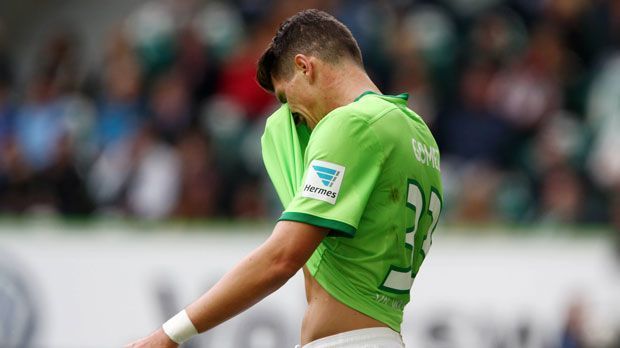 
                <strong>Gomez mit Ladehemmung</strong><br>
                VfL Wolfsburg: Auf einen erfolgreichen Saisonauftakt gegen Augsburg folgten fünf sieglose Spiele in Folge. Der VfL steckt in einer handfesten Krise. Da passt auch die Ladehemmung von Nationalstürmer Mario Gomez ins Bild. Als Torschützenkönig der türkischen Liga kam der 31-Jährige mit großen Erwartungen nach Wolfsburg - bislang traf er aber noch kein einziges Mal.
              