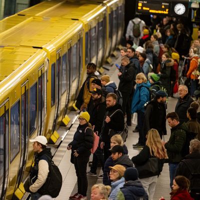 Menschen warten am Alexanderplatz in Berlin auf die U-Bahn. 