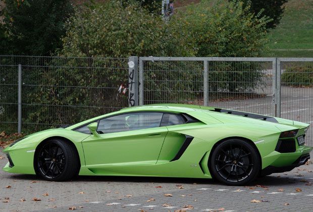 
                <strong>Wieses Auto ganz in Werder-Grün</strong><br>
                Auch ein Hingucker: Wieses Superschlitten. Sein treuer Begleiter, der grüne Lamborghini Avantador darf natürlich nicht fehlen. Ob das Grün extra wegen Werder gewählt wurde?
              