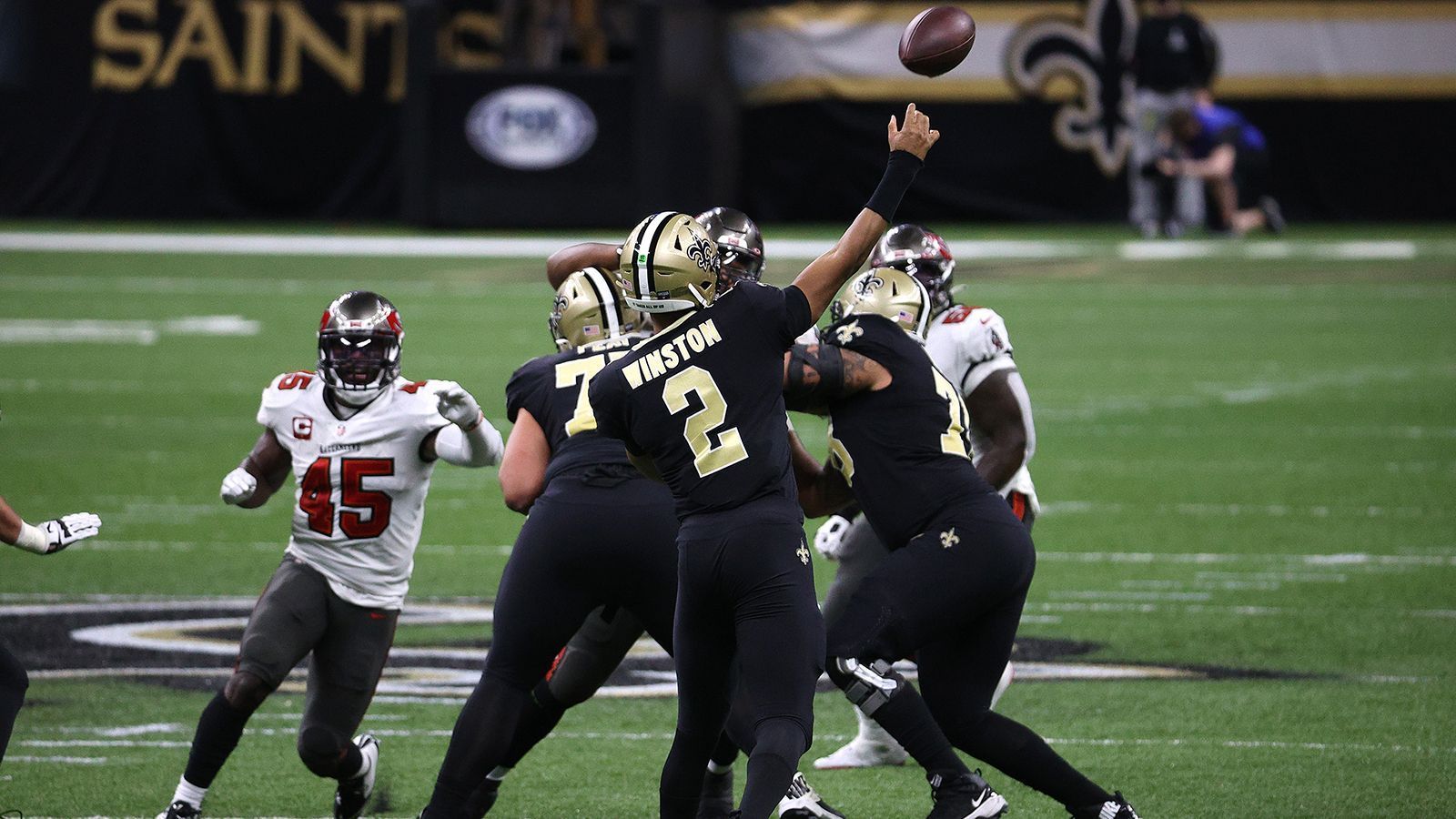 
                <strong>Bankdrücker bringt sich mit einer Aktion ins Geschäft</strong><br>
                Da zauberte Sean Payton wieder ein Play aus dem Hut. Der Starting-Quarterback der Bucs in der Saison 2019/20 spielte in diesem Jahr bei Saints - Jameis Winston. Besser gesagt, saß er dort größtenteils auf der Bank. Bei gerade einmal 54 Snaps stand der 27-Jährige in der Regular Season auf dem Platz. Doch ein Trick Play, bei dem Winston den Ball am Ende für einen 56-Yards-Touchdown zu Tre'Quan Smith brachte, bringt ihn zurück ins Geschäft. Vor wenigen Tagen berichtete Ian Rapoport vom "NFL Network", dass die Saints den werdenden Free Agent wieder unter Vertrag nehmen wollen. Es könnte ein offener Kampf zwischen ihm und Hill werden.
              