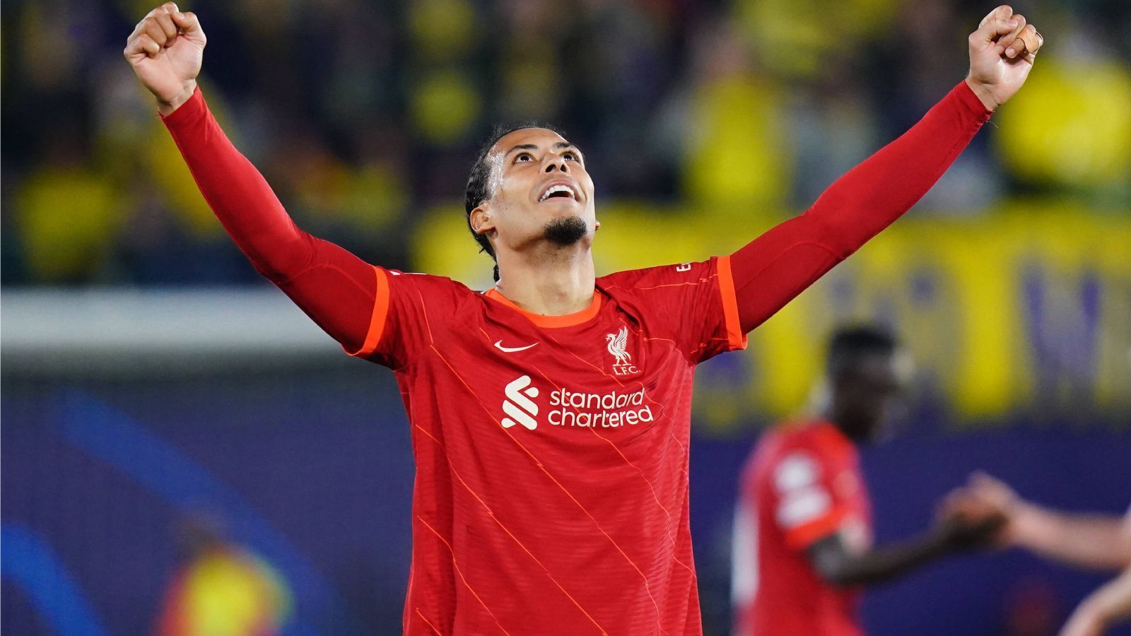 
                <strong>Abwehr: Virgil van Dijk (FC Liverpool)</strong><br>
                Nach seiner schweren Verletzung im Jahr 2020 ist Virgil van Dijk wieder in Bestform und auch deshalb in unserer Top-Elf der Saison. An der niederländischen Wand des FC Liverpool war in dieser Spielzeit kaum ein Vorbeikommen. Wenn die Abwehr von Jürgen Klopp mal wackelte, dann war "VVD" entweder abwesend oder brachte sie gleich wieder ins rechte Lot, ähnlich wie im Halbfinal-Rückspiel bei Villarreal. Aktuell wohl wieder der beste Innenverteidiger in Europa.
              