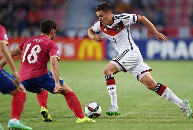 
                <strong>Christian Günter</strong><br>
                In der Offensive deutlich präsenter als sein Pendant auf der rechten Seite, harmoniert in den ersten 45 Minuten gut mit seinem Vordermann Amin Younes. Fliegt in der 69. Minute allerdings wegen einer Schwalbe mit Gelb-Rot vom Platz. ran-Note: 4
              